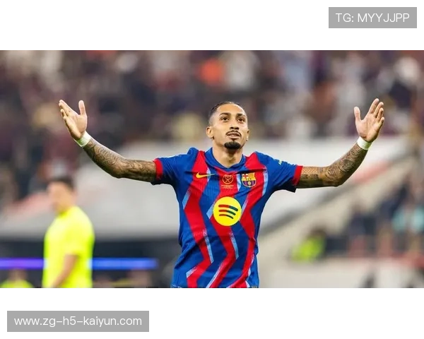 巴萨右路快速传导，拉菲尼亚弧顶推射建功